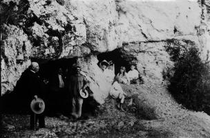 Fouille du Trou de la Mère Clochette à Rochefort-sur-Nenon, mai 1906 (Julien Feuvrier est adossé au pilier au centre de la photo). 