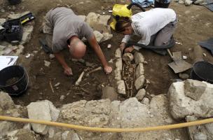 Sur la colline de Substantion à Castelnau-le-Lez, découverte de l'église médiévale et de son cimetière