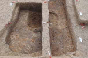 Villeneuve - Le bûcher installé au-dessus des fossés orientaux du deuxième enclos Villeneuve - Le bûcher installé au-dessus des fossés orientaux du deuxième enclos