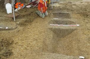 Villeneuve - Le fossé nord du troisième enclos en cours de fouille 