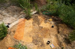 Fouille archéologique du Déjeuner sous l'herbe de Daniel Spoerri à Jouy-en-Josas