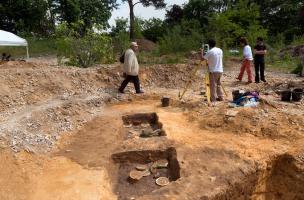 Fouille archéologique du Déjeuner sous l'herbe de Daniel Spoerri à Jouy-en-Josas