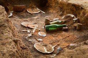 Fouille archéologique du Déjeuner sous l'herbe de Daniel Spoerri à Jouy-en-Josas