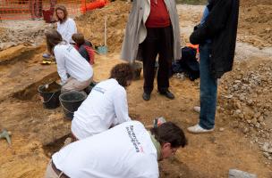 Fouille archéologique du Déjeuner sous l'herbe de Daniel Spoerri à Jouy-en-Josas