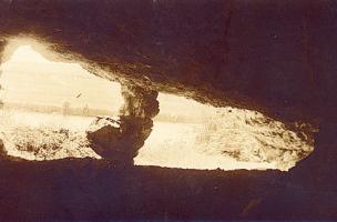 Vue de la vallée du Doubs depuis lintérieur du Trou de la Mère Clochette à Rochefort-sur-Nenon, cliché J. Feuvrier 1909. 