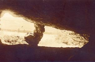 Vue de la vallée du Doubs depuis lintérieur du Trou de la Mère Clochette à Rochefort-sur-Nenon, cliché J. Feuvrier 1909. 
