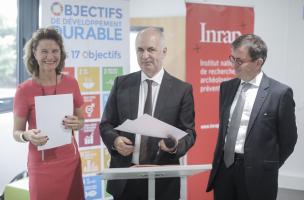 Laurence Monnoyer-Smith, commissaire générale au développement durable, Dominique Garcia, président de l'Inrap et Daniel Guérin, directeur général