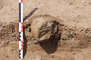 Vue d’un artefact archéologique en phonolithe découvert dans le niveau archéologique de Lomekwi 3 Vue d’un artefact archéologique en phonolithe découvert dans le niveau archéologique de Lomekwi 3