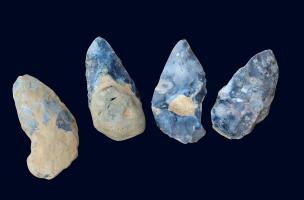 Ensemble de quatre bifaces trouvés dans le niveau acheuléen, datant d'au moins 300 000 ans. 