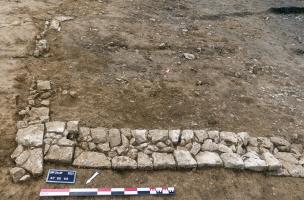 Murs indiquant la présence probable d’un ancien bâtiment, médiéval ou moderne.