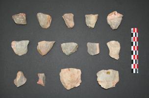 Trou de la Mère Clochette. (Proto)-Aurignacien, nucléus à lamelles en « chaille » du Bajocien. 