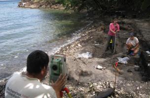 Anse Bellay (Martinique), 2013, relevé topographique des sépultures d'un cimetière d'esclaves. Anse Bellay (Martinique), 2013, relevé topographique des sépultures d'un cimetière d'esclaves.