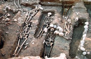 Tombes « anthropomorphes » creusées dans la terre, fin du XIIe siècle et première moitié du XIIIe siècle