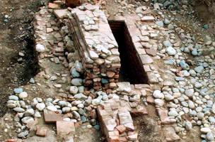 Caveaux en briques de la première moitié du XIIIe siècle