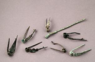 Assemblage de fibules à ressort datées de la fin du IIe-première moitié du Ier siècle avant notre ère