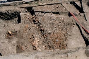 Vue des vestiges archéologiques matérialisés par la présence de fragments de céramiques et d’amphores