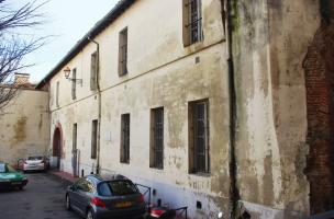 La façade sur la place des Hauts-Murats