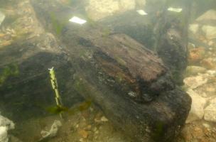 6. Assemblage des pièces de bois du pont du milieu du Xe s., en 2017