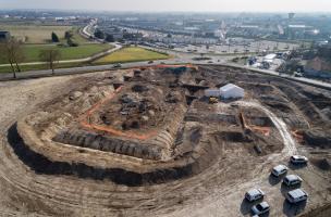 Vue aérienne d’un grand fossé ceinturant un tumulus princier daté du début du Ve siècle avant notre ère, à Lavau (Aube), 2015