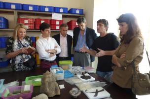 Aurélie Filippetti sur le chantier archéologique de l'Inrap, à Siem Reap, Cambodge