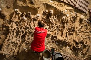 Vue zénithale de la grande fosse commune (salle 2) qui comprend plus de 150 individus. 