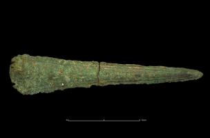 Poignard en bronze retrouvé dans la tombe princière de Giberville, daté de l’âge du Bronze ancien (vers 1800-1600 ans avant notre ère), avec ses rivets de fixation en haut de la lame. 