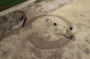 Une nécropole protohistorique à Marigny-le-Châtel, inhumations et incinérations