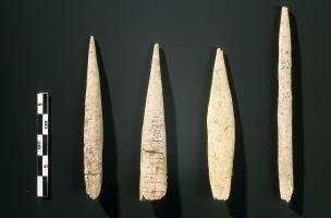 Trou de la Mère Clochette. (Proto)-Aurignacien, pointes à base fendue.  