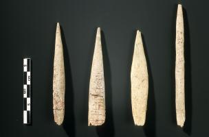 Trou de la Mère Clochette. (Proto)-Aurignacien, pointes à base fendue.  