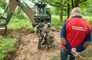 Exercice de recherche de corps sous la conduite de Patrice Georges, archéologue à l’Inrap Exercice de recherche de corps sous la conduite de Patrice Georges, archéologue à l’Inrap