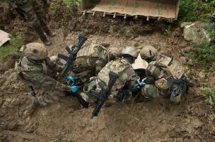 Les militaires déterrent un corps factice dans le cadre de leur exercice Les militaires déterrent un corps factice dans le cadre de leur exercice