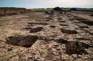 Le dépôt de l’âge du Bronze et les légionnaires romains du Mont Castel 