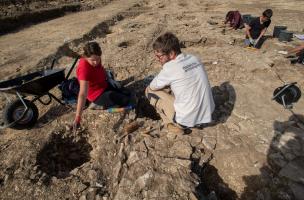 Le dépôt de l’âge du Bronze et les légionnaires romains du Mont Castel 