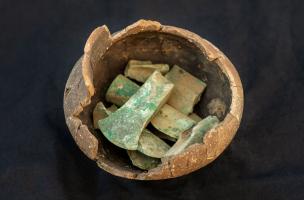 Le dépôt de l’âge du Bronze et les légionnaires romains du Mont Castel 