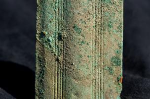 Le dépôt de l’âge du Bronze et les légionnaires romains du Mont Castel 