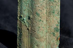 Le dépôt de l’âge du Bronze et les légionnaires romains du Mont Castel 