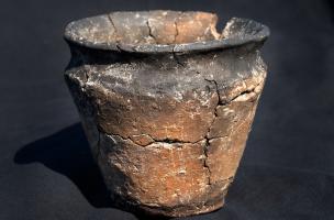 Le dépôt de l’âge du Bronze et les légionnaires romains du Mont Castel 