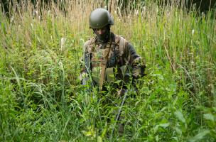 Un soldat de la FOS recherche la zone d'exercice à fouiller Un soldat de la FOS recherche la zone d'exercice à fouiller