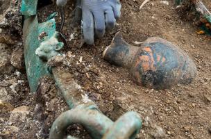 L'exploration du chaudron met au jour une exceptionnelle oenochoé grecque à décors d'or et d'argent
