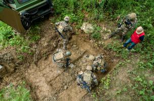 Les militaires dégagent la fosse identifiée Les militaires dégagent la fosse identifiée