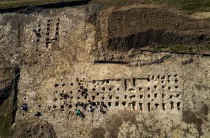Le dépôt de l’âge du Bronze et les légionnaires romains du Mont Castel 