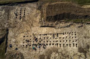 Le dépôt de l’âge du Bronze et les légionnaires romains du Mont Castel 
