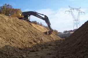 Fermeture d'un stockage au godet à Seilh (Haute-Garonne)