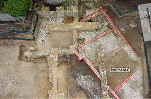 6. Bâtiment C dont l’espace est subdivisé en cellules et qui a été coupé de manière très nette à son extrémité sud-est par la construction du corps de logis du collège