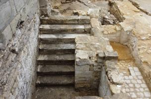 7. Escalier qui ne figure pas sur les plans et qui permettaient d’accéder aux parties inférieures du bâtiment depuis la cour des Écoliers