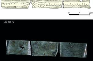 5. Tôle ornementale gravée CBL166/2 de la fouille du Château Bleu (fouille CD93 sous la responsabilité de S. Frère, 1997-1998)