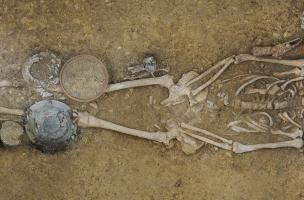 5. Sépulture SP 245 d’un homme, mort entre 430 et 450 ap. J.-C. d’un coup violent sur la tête
