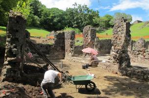 Fouille des entrepôts sur le site du château Dubuc