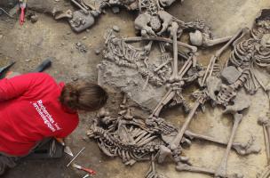Les équipes de l'Inrap ont fouillé manuellement la structure pendant plusieurs semaines  © Philippe Lefranc, Inrap 