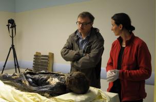 Eric Crubezy (directeur du laboratoire AMIS) et Rozenn Colleter (anthropologue) devant la dépouille de Louise de Quengo mise au jour dans un cercueil en plomb du XVIIe siècle au couvent des Jacobins à Rennes (Ille-et-Vilaine).  